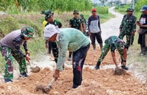 Babinsa Bubulan Bojonegoro dan Warga Kompak Perbaiki Jalan Dusun Maor