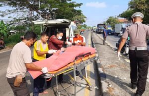 Nyalip di Jalur Nasional Lamongan, Pemuda Bojonegoro Tewas Terlindas Truk