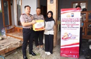 Sentuh Hati, Kapolres Bojonegoro Datangi Purnawirawan dan Anggota yang Tengah Sakit