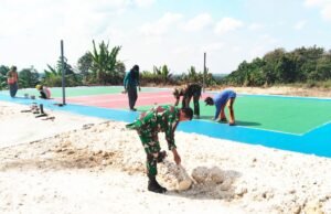 Pra TMMD Lamongan Bangun Lapangan Voli, Pemuda Desa Tlemang Bergembira