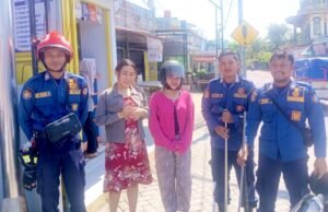 Kunci Terjatuh ke Gorong-gorong, Respon Cepat Damkarmat Kedungadem Bojonegoro Bantu Warga