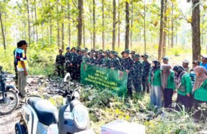 TNI dan Warga Kompak Bersihkan Desa Mendogo Lamongan, Lingkungan Jadi Lebih Sehat