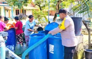 Polsek Ngambon Salurkan 16 Ribu Liter Air Bersih untuk Warga Bojonegoro Terdampak Kemarau