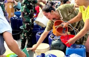 Kemarau Melanda, Yonif TP-885 BP Kirim Air Bersih untuk Warga Bakulan Bojonegoro