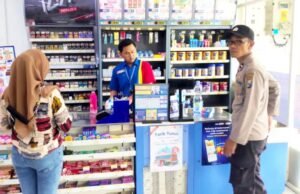 Patroli Humanis Polsek Gondang Perkuat Keamanan di Kawasan Pertokoan
