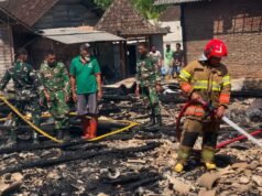 Yonif TP-885 Gerak Cepat Padamkan Kebakaran Rumah di Temayang Bojonegoro