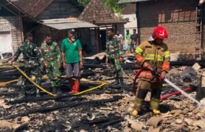Yonif TP-885 Gerak Cepat Padamkan Kebakaran Rumah di Temayang Bojonegoro
