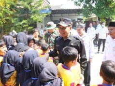 Momen Hangat Bupati Setyo Wahono Salami Siswa SD Warnai Pembukaan TMMD 129 Bojonegoro