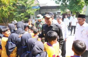 Momen Hangat Bupati Setyo Wahono Salami Siswa SD Warnai Pembukaan TMMD 129 Bojonegoro