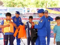 80 Santri Al Manar Dilatih Polisi Lamongan Kuasai Teknik Penyelamatan di Air