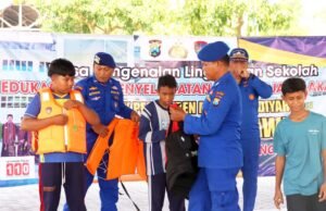 80 Santri Al Manar Dilatih Polisi Lamongan Kuasai Teknik Penyelamatan di Air