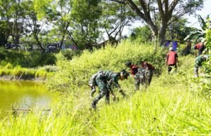 TMMD 129 Bojonegoro dan Mahasiswa Unigoro Kompak Bersihkan Embung Bekatul