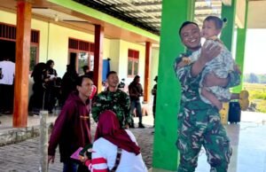 Momen Hangat TMMD 129 Bojonegoro, Prajurit TNI Bermain Bersama Anak-Anak Desa Kesongo