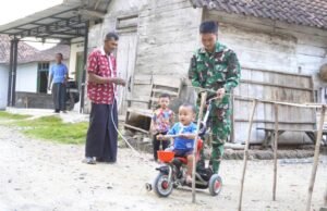 Momen Mengharukan TMMD 129, Prajurit TNI Jadi Sahabat Anak-anak Desa Kesongo