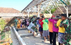 TMMD 129 Bojonegoro Bedah Rumah Samijan, TNI dan Warga Gotong Royong Tanpa Lelah
