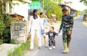 Bikin Haru, Satgas TMMD 129 Bojonegoro Jadi Sahabat Baru Anak-anak Desa Kesongo