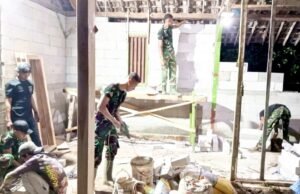 Gotong Royong Tanpa Henti, Satgas TMMD 129 Bojonegoro Percepat Renovasi Rumah Warga