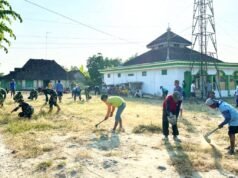 Tak Hanya Bangun Jalan, Satgas TMMD 129 Bojonegoro Percantik Masjid di Krebet Kesongo