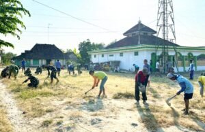Tak Hanya Bangun Jalan, Satgas TMMD 129 Bojonegoro Percantik Masjid di Krebet Kesongo