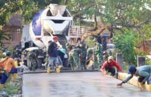 Satgas TMMD 129 Bojonegoro Kebut Cor Jalan Kedungpandan, Warga Tak Sabar Menikmati Hasilnya