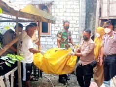 Kapolsek Modo Lamongan Sigap Evakuasi Warga Meninggal di Dalam Rumah