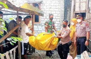 Kapolsek Modo Lamongan Sigap Evakuasi Warga Meninggal di Dalam Rumah