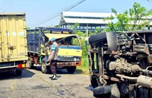Dua Truk Bertabrakan di Solokuro Lamongan, Polisi Sigap Evakuasi Korban
