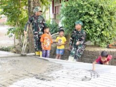 Momen Haru di TMMD Bojonegoro, Tawa Anak-anak Temani Satgas Cor Jalan