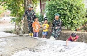Momen Haru di TMMD Bojonegoro, Tawa Anak-anak Temani Satgas Cor Jalan