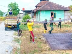 Satgas TMMD 129 Bojonegoro dan Warga Kesongo Kompak Angkut Besi Demi Percepat Pembangunan Jalan