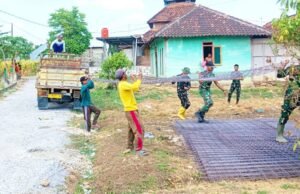 Satgas TMMD 129 Bojonegoro dan Warga Kesongo Kompak Angkut Besi Demi Percepat Pembangunan Jalan