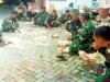 Makan Lesehan di Lokasi TMMD, Kekompakan Satgas Bojonegoro Jadi Perhatian
