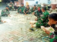 Makan Lesehan di Lokasi TMMD, Kekompakan Satgas Bojonegoro Jadi Perhatian