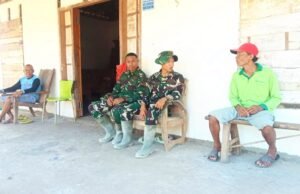 TMMD Bojonegoro Bikin Warga Kesongo Terharu, TNI Nyangkruk Bareng di Teras Rumah