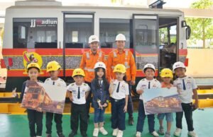 KAI Daop 7 Madiun Ajak Juara Lomba Pantun Rasakan Jadi Kondektur Lewat Rail Academy
