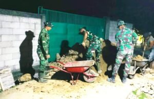 Satgas TMMD 129 Bojonegoro Lembur Demi Rampungkan Rumah Ibu Saelah