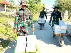 Gerobak Dorong Jadi Andalan Satgas TMMD 129 Bojonegoro Bangun Desa Kesongo