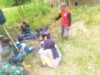 Ngopi Lesehan di Pinggir Jalan, Potret Akrab Satgas TMMD Bojonegoro dan Warga Bikin Haru