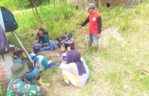 Ngopi Lesehan di Pinggir Jalan, Potret Akrab Satgas TMMD Bojonegoro dan Warga Bikin Haru