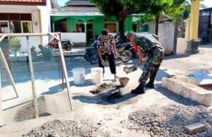 Babinsa Tlemang Lamongan Percantik SDN 2, Aksi Sertu Muin Tuai Apresiasi