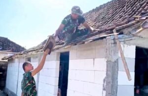TMMD 129 Bojonegoro Kebut RTLH Mbah Samijan, Terik Matahari Tak Halangi Prajurit