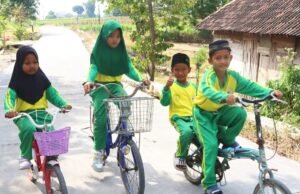 TMMD 129 Bojonegoro Ubah Jalan Rusak Jadi Mulus, Anak-Anak Kesongo Kini Berangkat Sekolah dengan Ceria