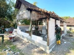 Satgas TMMD 129 Bojonegoro dan Warga Kompak Bangun Rumah Layak Huni untuk Mbah Kardo di Kesongo