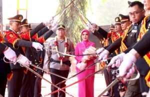 Pedang Pora Sambut Kapolres Baru Lamongan, AKBP Adityawarman Resmi Pimpin Polres
