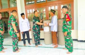 TMMD 129 Bojonegoro: Brigjen TNI M. Herry Subagyo Bantu Karpet Masjid Nur Rohman