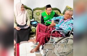 Lansia di Bojonegoro Ini Akhirnya Bisa Bergerak Lagi Berkat Bantuan Kursi Roda