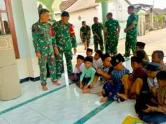 TMMD Bojonegoro: Sebelum Sholat, Komandan SSK dan Babinsa Luangkan Waktu Bercengkrama dengan Anak-Anak
