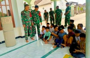 TMMD Bojonegoro: Sebelum Sholat, Komandan SSK dan Babinsa Luangkan Waktu Bercengkrama dengan Anak-Anak