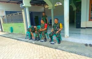 TMMD 129 Bojonegoro: Ketua Tim Wasev dan Dansatgas Sholat Jumat Bersama Warga Desa Kesongo