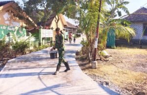 TMMD 129 Bojonegoro Rawat Jalan Cor, Ini Alasan Satgas Rutin Menyiram Beton